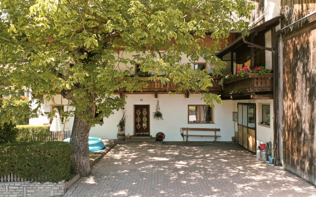 kundlerhof-urlaub-bauernhof-stilfes-freienfeld-wipptal-suedtirol-aussenansicht-sommer-eingang-sued-dji-0028-web