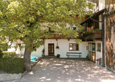 kundlerhof-urlaub-bauernhof-stilfes-freienfeld-wipptal-suedtirol-aussenansicht-sommer-eingang-sued-dji-0028-web