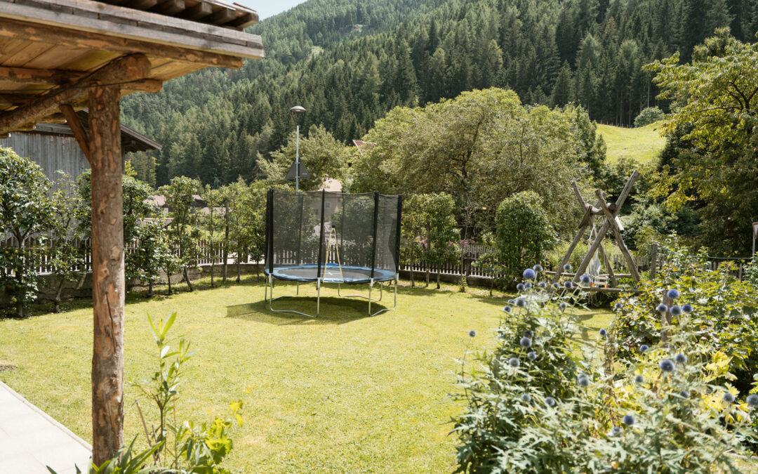 kundlerhof-urlaub-bauernhof-stilfes-freienfeld-wipptal-suedtirol-aussenansicht-sommer-garten-06287-web