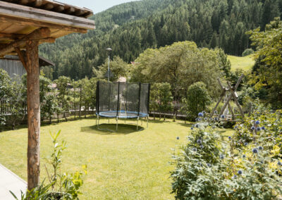 kundlerhof-urlaub-bauernhof-stilfes-freienfeld-wipptal-suedtirol-aussenansicht-sommer-garten-06287-web