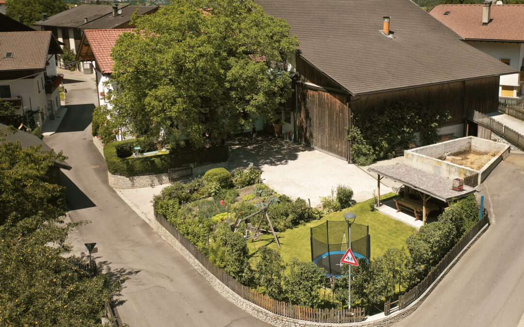 kundlerhof-urlaub-bauernhof-stilfes-freienfeld-wipptal-suedtirol-aussenansicht-sommer-garten-von-oben-dji-0009-web
