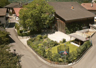 kundlerhof-urlaub-bauernhof-stilfes-freienfeld-wipptal-suedtirol-aussenansicht-sommer-garten-von-oben-dji-0009-web