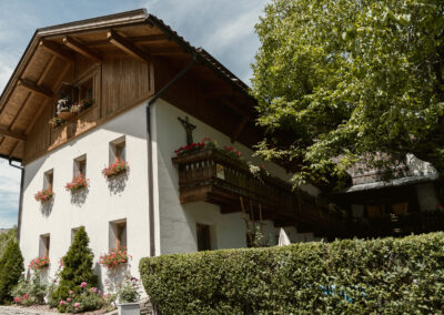 kundlerhof-urlaub-bauernhof-stilfes-freienfeld-wipptal-suedtirol-aussenansicht-sommer-wohnhaus-sued-west-06333-web