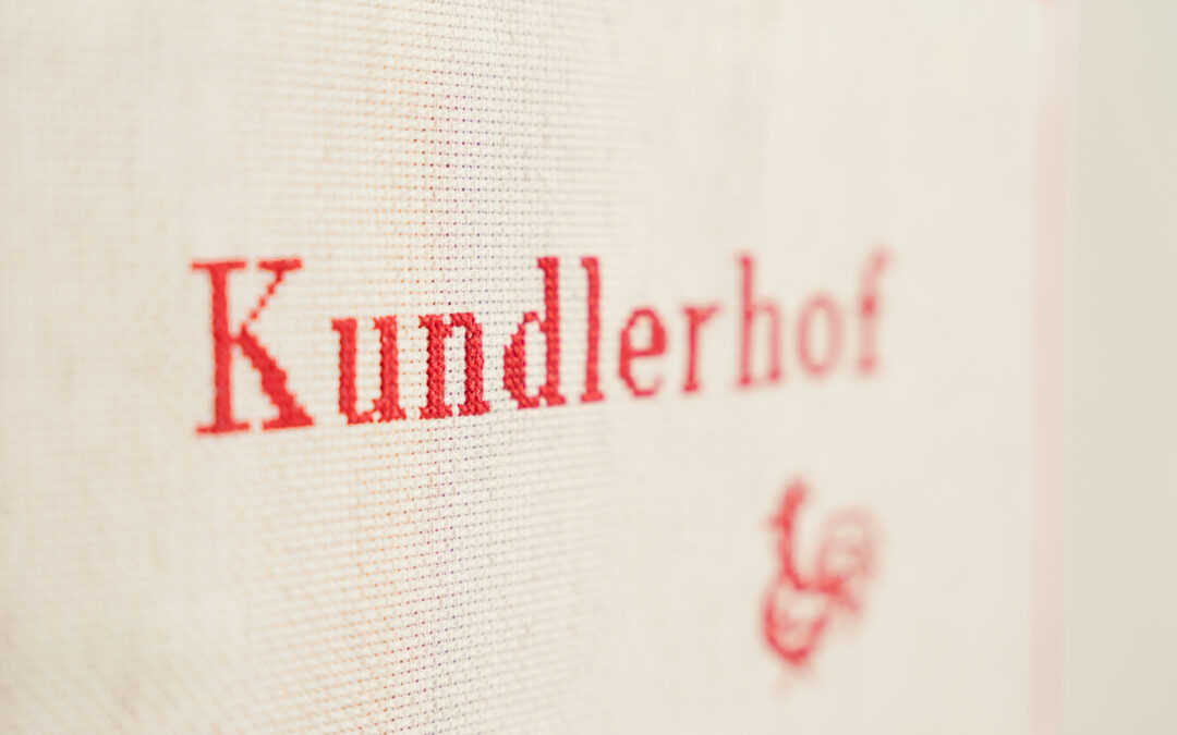 kundlerhof-urlaub-bauernhof-stilfes-freienfeld-wipptal-suedtirol-detail-stickerei-06197-web