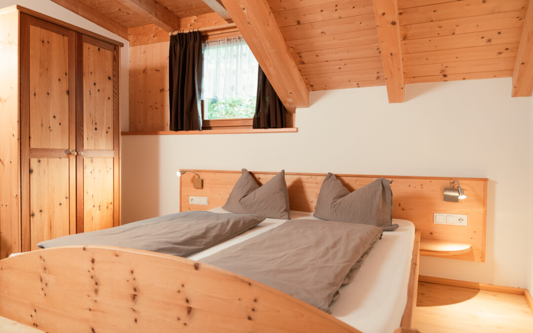 kundlerhof-urlaub-bauernhof-stilfes-freienfeld-wipptal-suedtirol-ferienwohnung-erdbeere-schlafzimmer-06220-web
