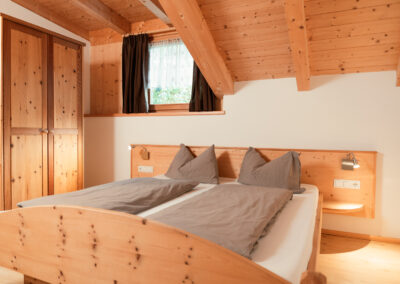 kundlerhof-urlaub-bauernhof-stilfes-freienfeld-wipptal-suedtirol-ferienwohnung-erdbeere-schlafzimmer-06220-web
