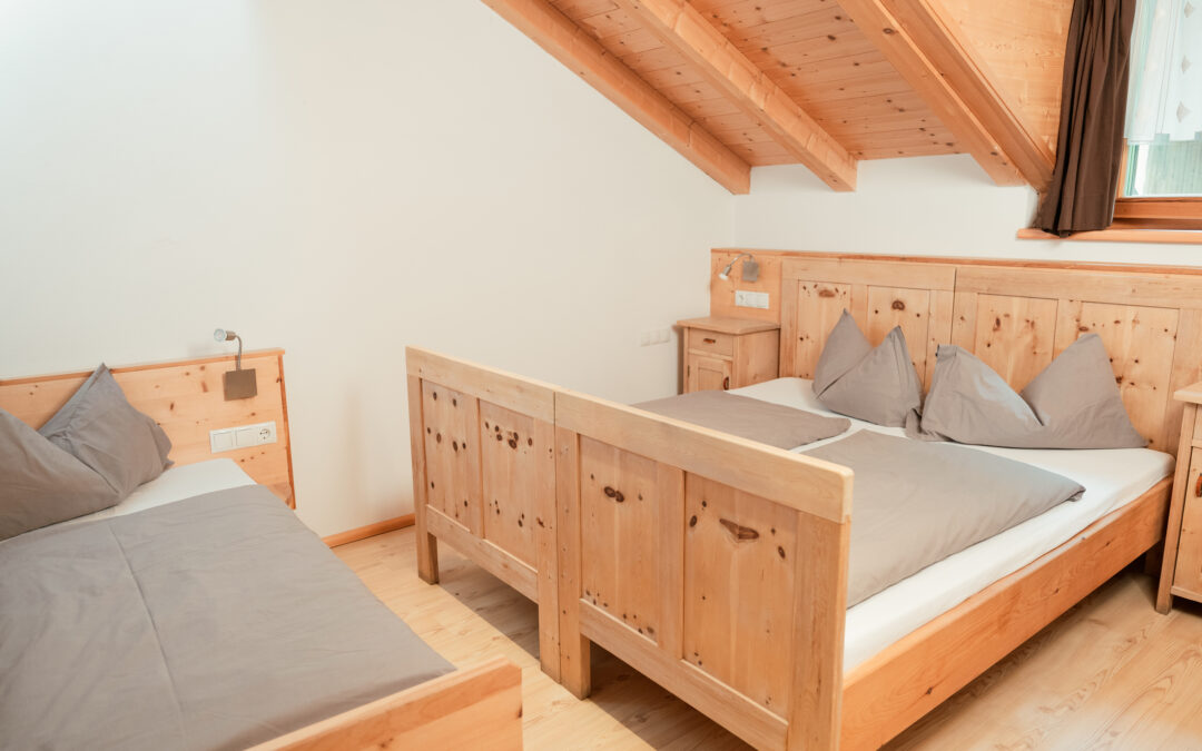 kundlerhof-urlaub-bauernhof-stilfes-freienfeld-wipptal-suedtirol-ferienwohnung-himbeere-schlafzimmer-06267-web