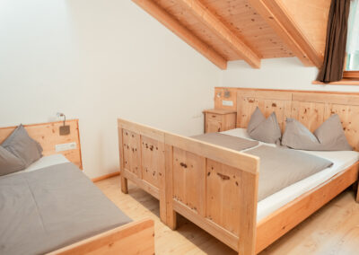 kundlerhof-urlaub-bauernhof-stilfes-freienfeld-wipptal-suedtirol-ferienwohnung-himbeere-schlafzimmer-06267-web